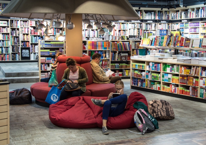 ecommerce-FREJUS-min_books_bookstore_book_reader_readers_reading_shop_sale_books-849006