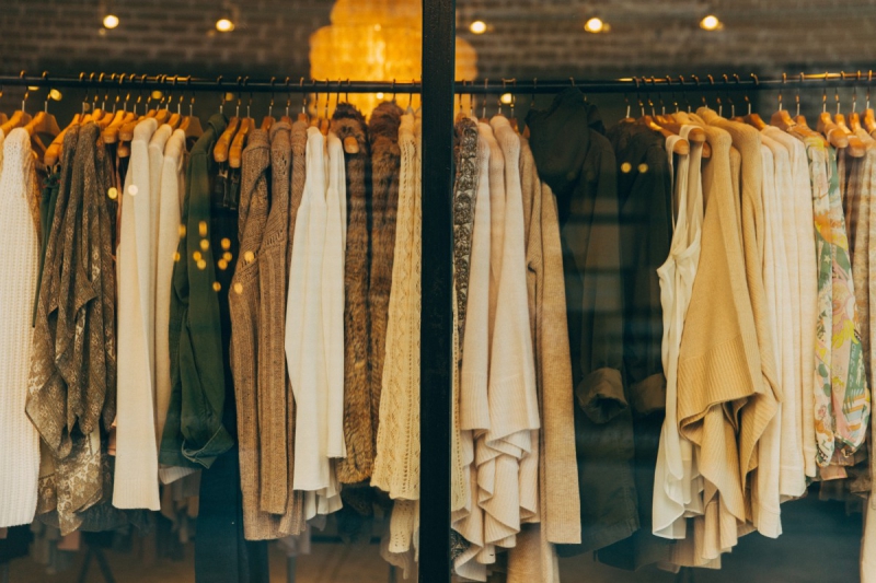 ecommerce-FREJUS-min_clothe_fashion_store_shop_window_store_front-21277